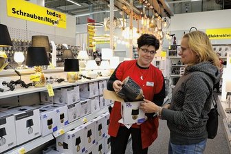 Tedox  öffnet: Lugauer Paletti Park jetzt voll vermietet - Verkäuferin Heike Schlosser berät Kundin Kathrin Brodowski. 