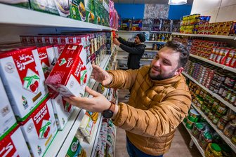 Tee, Falafel, Gewürze: In Aues Innenstadt eröffnet ein Geschäft für arabische Spezialitäten - In der Schneeberger Straße in Aue öffnet im Januar ein Geschäft mit arabischen Spezialitäten. Adel Houri (vorn) und Khaled Alkhatlan prüfen die Ware und räumen Regale ein.