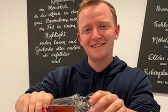 Tee-Kreationen aus dem Erzgebirge - lecker heiß und kalt - Robin Maekler empfiehlt sein weihnachtliches Teegetränk auch als alkoholfreien und dennoch würzigen Glühwein für Kinder. 