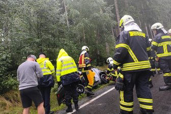 Teenager aus dem Vogtland verunglücken im Mini-Auto - Die Feuerwehren Auerbach und Vogelsgrün beim Bergen des Mopedautos im Seitengraben.