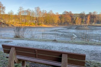 Teich im Erzgebirge soll entschlammt werden: Was neben einer neuen Fontäne noch geplant ist - Umfangreiche Arbeiten sollen 2026 am Weberteich in Schönfeld erfolgen.