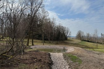 Teich in Wildenau hat wieder Wasser - Der Teich in Wildenau wurde saniert. Er erhielt eine neue Abdichtung und einen Mönch.
