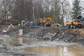 Teich nahe B 95 im Erzgebirge wird nach Jahrzehnten entschlammt - Der Schönfelder Weberteich wird entschlammt. Weitere Arbeiten sollen später folgen.