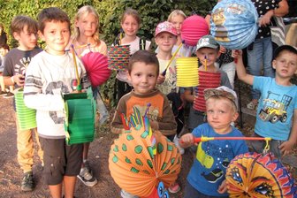 Teichfest Geringswalde: Tanz, Musik und Flugspaß am Großteich - Die Jüngsten fieberten dem Umzug entgegen. Zum Abschluss des Teichfests gab es ein Feuerwerk extra für Kinder.