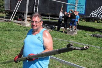 Teichfest Geringswalde: Veranstalter reagiert auf Sicherheitsaspekte - Teichfest-Organisator Harald Hofmann schwitzt bei Rekordtemperaturen mit seinen Helfern beim Aufbau von Festzelt und Umfriedung.