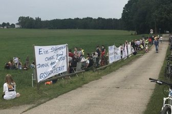 Teichwolframsdorf: 200 Menschen protestieren für Öffnung von Sommerbad -