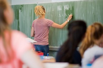Teil der Chemnitzer Lehrerausbildung vor dem Aus - Künftig sollen pro Jahr bis zu 150 angehende Grundschullehrer ihr Studium an der TU Chemnitz beginnen können, 30mehr als bislang. Die Qualifizierung von Seiteneinsteigern in diesem Bereich endet indes.