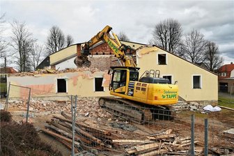Teil der Turnhalle fällt: Wiederau setzt Großprojekt um - Mitarbeiter der Firma Städtereinigung Tappe GmbH Zwönitz reißen den Anbau der Wiederauer Turnhalle ab.