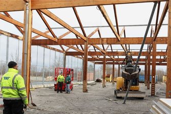 Teil des leeren Baumarkts im ehemaligen Crimmitschau-Center verschwindet - Die Gartenabteilung des Baumarktes im einstigen und zum Teil leerstehenden Crimmitschau-Center wird abgebaut.