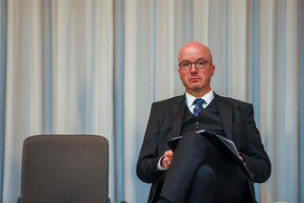 „Teil des Problems“: Darum bleiben AfD und BSW bei der evangelischen Kirche in Sachsen außen vor - Los geht es am Donnerstagabend mit Barbara Klepsch von der CDU, es folgen FDP, Grüne, SPD: Vor der Landtagswahl lädt Landesbischof Tobias Bilz Vertreter der großen Parteien zum öffentlichen Gespräch an die Volkshochschule Dresden. Mit jedem mag er nicht reden.