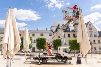 Teil des Treuener Marktes künftig unter Mega-Schirmen - Sieben mal sieben Meter groß sind die Schirme, die Michael Greiner (oben) und Thomas Seidel von der Firma Paulus installierten. 