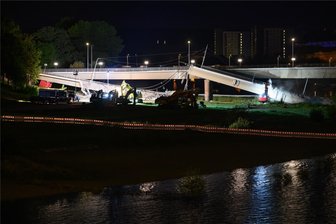 Teilabriss der Carolabrücke in Dresden hat begonnen: Arbeiter bringen kurz vor 3 Uhr nachts weitere Teile zum Einsturz – Video im Netz - Mit schwerem Gerät sind Arbeiter in der Nacht zu Freitag der teils eingestürzten Carolabrücke zu Leibe gerückt. So konnten weitere Segmente zum Einsturz gebracht werden.