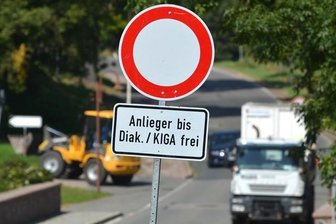 Teile der Königsfelder Hauptstraße gesperrt - Freie Fahrt für Anlieger - die Frage ist nur, wie lange noch.