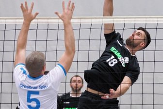 Teilerfolg zum Jahresabschluss - Nicht zu stoppen: Der Freiberger Sebastian Thormeier hatte im Spiel gegen die zweite Mannschaft des Dresdner SSV deutliche Höhenvorteile.