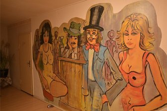 Teillösung im Streit um Zwickauer Regenbogenhaus: Bauunternehmer will Planungskosten übernehmen - Die Mieter haben den Gang im Regenbogenhaus selbst gestaltet.