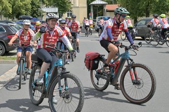 Teilnehmer feiern das Leben: Radtour pro Organspende stoppt in Zwickau - Die Radtour pro Organspende legte am Mittwoch einen Stopp am HBK in Zwickau ein.