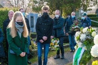 Teilnehmer gedenken der Opfer von Gewalt - Auch Vertreter örtlicher Vereine sowie Bürger legten Kränze und Gebinde nieder.