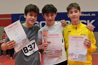 Teilnehmer-Rekord beim Treuener Goldbeckpokal: 230 Leichtathleten geben alles - Haben die besten Zeiten über 50 Meter in der Jugend U 13 erlaufen (v.li.) Thorben Herold (2. Platz) und Antonio Jakob (1. Platz), beide von der LSG Auerbach und Maximilian Kautz vom LAV Reichenbach (3. Platz).