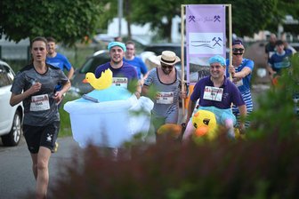Teilnehmerrekord bei Firmenlauf Erzgebirge: Olsenbande und Badewannen-Outfit sorgen für Aufsehen - Mit originellen Kostümen war das Team der Schwimmhalle Aue beim Firmenlauf Erzgebirge in Aue dabei.