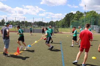 Teilnehmerrekord beim AWO-Team-Cup: Sportereignis in Freiberg mit viel Zuspruch - Beim 4. Awo-Team-Cup war Völkerball eine der Disziplinen.