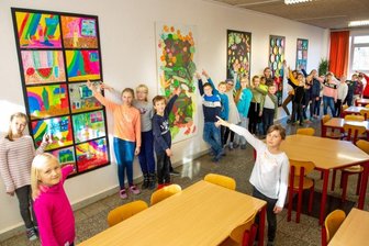 Teilöffnung: Grundschulen an der Grenze - Im November vergangenen Jahres, kurz vor dem zweiten Lockdown, hatten Schüler der Grundschule Niederwiesa gemeinsam mit Künstlern ihren Speisesaal neu gestaltet. Nun dürfen sie in die Schule zurückkehren. Doch der Organisationsaufwand ist hoch.