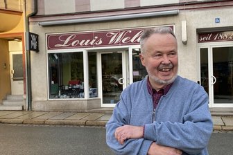 „Teilräumungsverkauf“ in Lengenfeld sorgt für Gerüchte - macht Louis Weller zu? - Bernd Haak, Diplom-Mathematiker und mit fast 75 noch immer leidenschaftlicher Händler. Sein Geschäft im Lengenfelder Zentrum gehört zu den traditionsreichsten der Stadt.