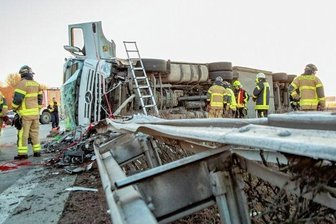 Teilsperrungen nach Unfall auf A 72 bei Stollberg - Am Dienstag war ein Lkw von der Fahrbahn abgekommen, umgekippt und hatte die Mittelleitplanke der A 72 bei Stollberg durchbrochen.