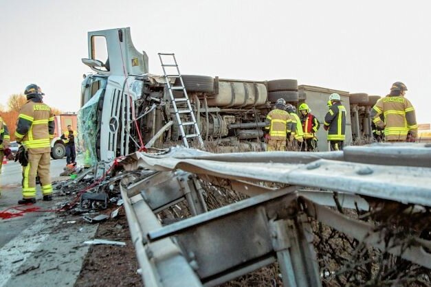 Teilsperrungen nach Unfall auf A 72 bei Stollberg - Am Dienstag war ein Lkw von der Fahrbahn abgekommen, umgekippt und hatte die Mittelleitplanke der A 72 bei Stollberg durchbrochen. 