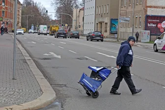 Teilstück der Crimmitschauer Straße in Zwickau soll erneuert werden - Die Crimmitschauer Straße bekommt im Herbst eine neue Fahrbahndecke.