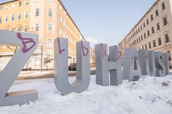 Teilumbau des Brühl-Boulevards beginnt - Der Zuhause-Schriftzug mitten auf der Kreuzung Brühl/Elisenstraße.