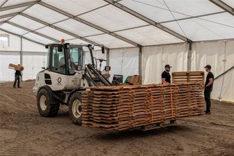 Tekk-Party in Wechselburg - Die Aufbauarbeiten für die Party am Samstag sind im Gange. Für den Technofuß wurde am Mittwoch unter anderen ein Holzboden im Festzelt verlegt.