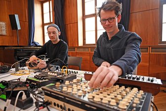 Telefon 650: Ruft doch mal im Lehngericht Augustusburg an! - Lukas Schäfer (r.) und Luis Weiß sind das Duo Betonklang und Akteure des Radio-Telefons. Das Projekt wurde mit einem Konzert eingeweiht.