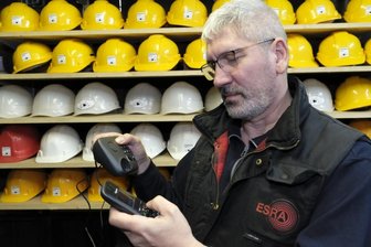 Telefonanlage funktioniert wieder: Alaunwerk Mühlwand legt los - Landtagsabgeordneter Stephan Hösl hat die Telefonanlage im Besucherbergwerk Alaunwerk Mühlwand repariert.