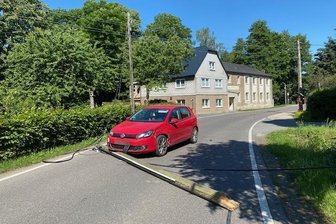 Telefonmast in Seifersdorf umgefahren: Feuerwehr rückt aus -