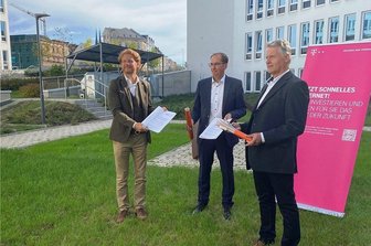 Telekom baut Glasfasernetz in Chemnitz 2022 weiter aus - Baubürgermeister Michael Stötzer (links), Regionalmanager Hendrik König (Mitte) Projektleiter Matthias Patzsch - beide von der Deutschen Telekom - haben eine Vereinbarung über den weiteren Ausbau des Glasfasernetzes in Chemnitz geschlossen.