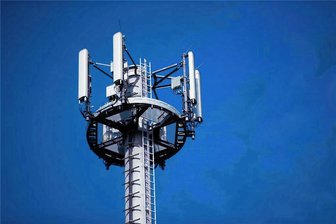 Telekom erweitert Standorte im Erzgebirge - Ein Mast mit verschiedenen Antennen von Mobilfunkanbietern. Im Erzgebirge hat die Telekom jetzt ihr Netz ausgebaut.