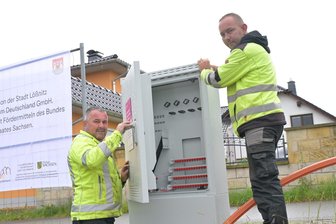 Telekom startet Breitbandausbau in Lößnitz: Fast 100 Kilometer Glasfaser für schnelleres Surfen - In Lößnitz ist der Glasfaserausbau gestartet: Am Verteilerkasten arbeiten Mirko Wappler (l.) und Eric Mäuer von der Firma Rockstroh aus Wilkau-Haßlau.