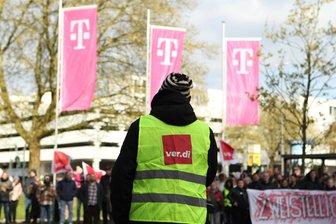 Telekom-Streik in Mittelsachsen: Was Kunden am Mittwoch erwartet - Vor der Telekom-Zentrale in Hamburg machen Beschäftigte ihrem Ärger Luft. Verdi hat den Warnstreik am Mittwoch auf Sachsen ausgeweitet.