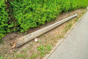 Telekom will in Zwönitz umgestürzten Telefonmast schnellstmöglich wieder errichten - Dieser Mast war am Samstag in Zwönitz umgefallen und hatte nur knapp zwei geparkte Autos verfehlt.