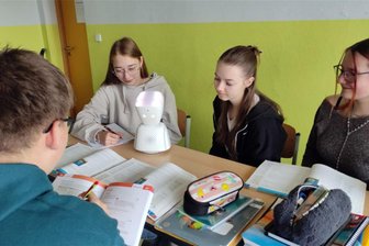 Teleroboter Johnny ist der neue Mitschüler am Regenbogen-Gymnasium Augustusburg - Ein Avatar verfolgt den Unterricht und hält den Kontakt zum Klassenteam am Gymnasium Augustusburg.