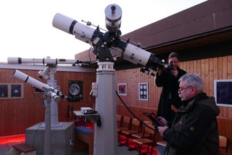 Teleskop erhält moderne Unterstützung - Während Gerhard Lehmann das Steuerpult bedient, um das Starfire-Teleskop präzise auszurichten, wirft Andrea Salevski vom Förderverein der Sternwarte einen Blick durch das größte Drebacher Linsenfernrohr.