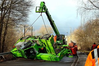 Teleskoplader umgestürzt - B180 vier Stunden gesperrt - Auf der B180 bei Burkhardtsdorf ist am Freitagfrüh ein Lkw-Anhänger mit einer 20 Tonnen schweren Baumerntemaschine umgekippt.
