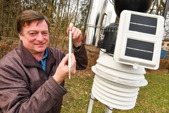 Temperatur-Rekord in Amtsberg: Seit 40 Jahren nicht so warm - Hobbymeteorologe Jens Weißbach aus Dittersdorf an seiner Wetterstation.