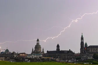 Temperaturanstieg trotz Regenwetters in Sachsen - Ein Blitz zuckt über die Altstadt in Dresden. Im Laufe der Woche soll es immer wieder regnen und gewittern. (Symbolbild)