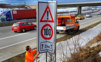 Tempo-100-Schilder säumen Autobahnen - 
              <p class="artikelinhalt">Nicht überall an sächsischen Autobahnen geht es so einfach: An der neuen A 72 bei Röhrsdorf klappt Straßenwärter Dietmar Schreckenbach von der Meisterei Chemnitz die Geschwindigkeitsbegrenzung von Tempo 100 vorerst wieder zu. Foto: Wolfgang Thieme</p>
            