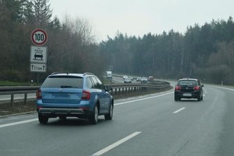 Tempo 100 trotz sanierter A 72 - Das Tempolimit auf der A 72 zwischen Reichenbach und Zwickau West besteht weiter - zumindest bei nasser Fahrbahn.