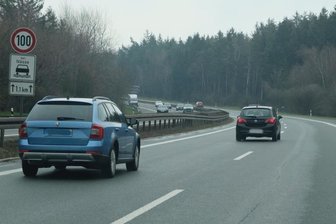 Tempo 100 trotz sanierter Autobahn 72 - Das Tempolimit auf der A 72 zwischen Reichenbach und Zwickau West besteht weiter - zumindest bei nasser Fahrbahn. 