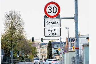 Tempo-30-Blitzer in Flöha: Fehlt ein Schild oder nicht? - Der Tempo-30-Bereich auf der Augustusburger Straße in Plaue beginnt mit einem Schild kurz vor der Einmündung der Heinrich-Heine-Straße. Nach der Einmündung gibt es bislang keine weitere Beschilderung.