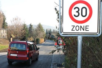 Tempo 30 gilt in Bermsgrün nun im halben Dorf - Beim Ausbau der Gemeindestraße in Bermsgrün wurde die im Ort bestehende Tempo-30-Zone erweitert - hier der Beginn von der Richterstraße aus. An den entsprechenden Stellen gibt es Schilder mit Hinweisen auf die geänderte Vorfahrt, in diesem Falle allerdings nur schlecht zu sehen.