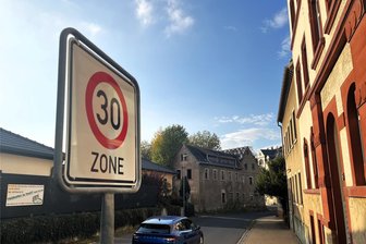 Tempo 30 in Hainichen: Das müssen Autofahrer jetzt beachten - Noch hat dieses Schild keine Gültigkeit: Hier vor dem Neumarkt in Hainichen beginnt aber bald die erweiterte Tempo-30-Zone.